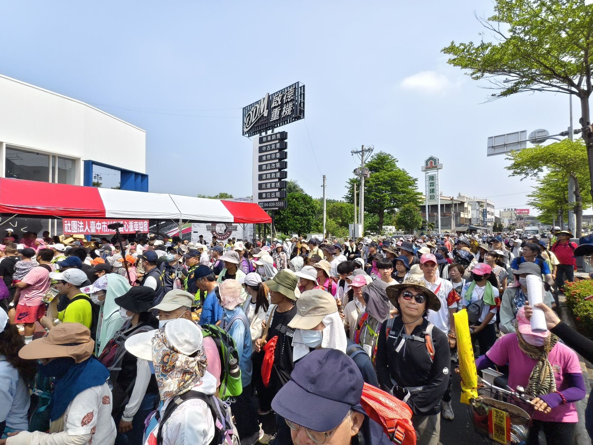 大甲媽祖今早10點停駕啟德國際重機 顏清標、鄭銘坤現身人潮爆滿