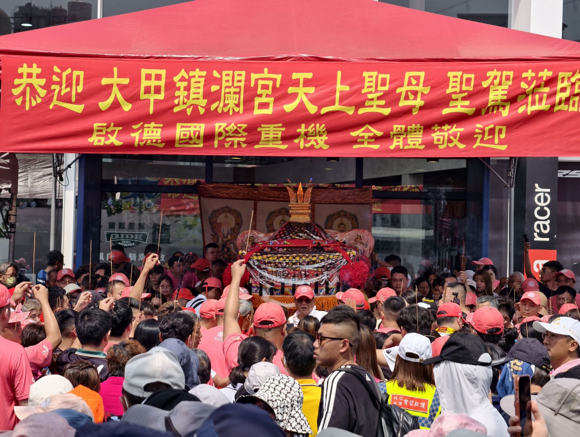 大甲媽祖今早10點停駕啟德國際重機 顏清標、鄭銘坤現身人潮爆滿