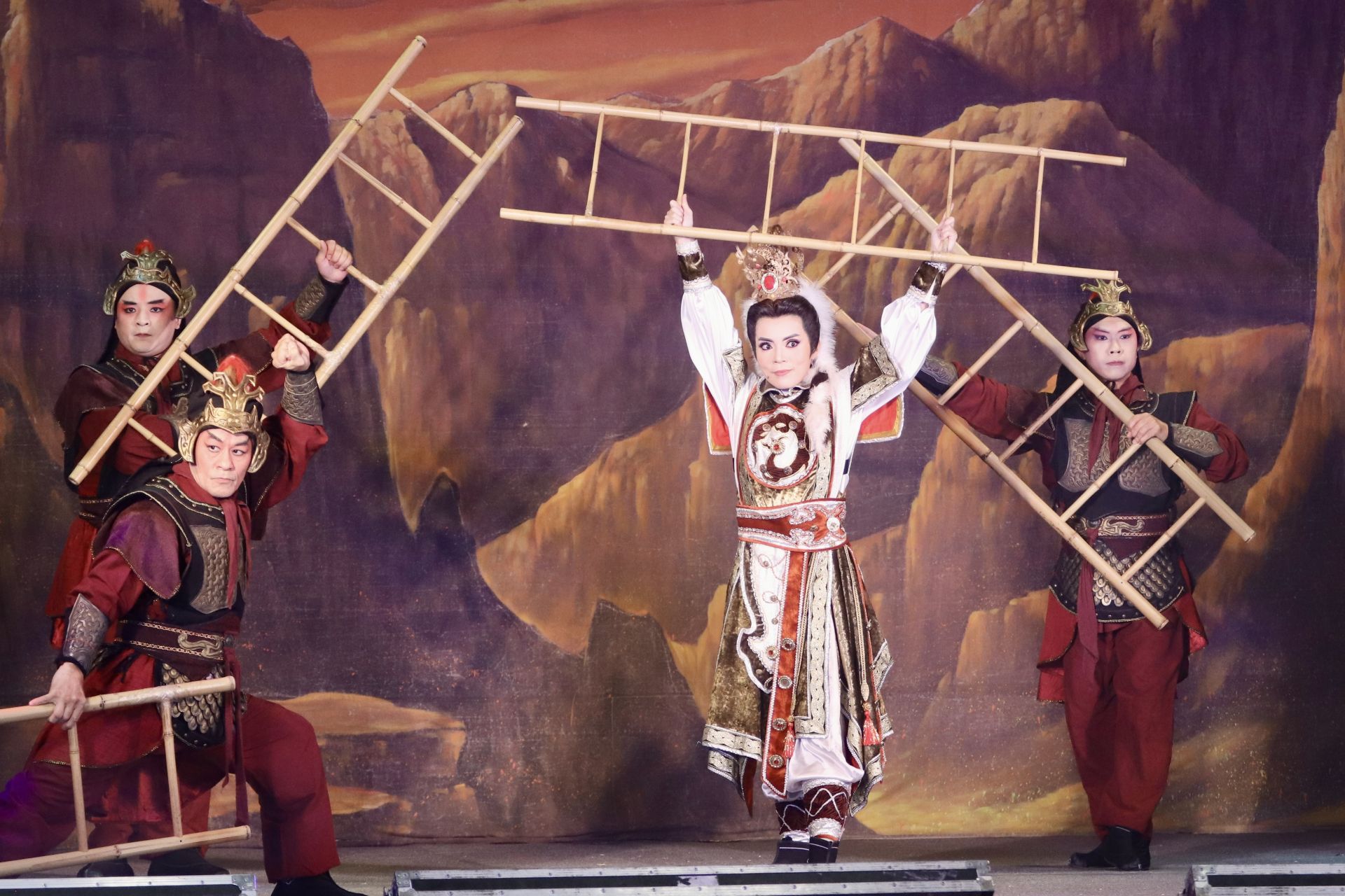 ▲明華園驚傳意外！戲巢演出「米娜大將軍」梯上跌落...觀眾嚇壞 帥氣爬起成功完演（圖／記者王俊勝 攝）
