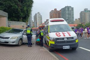 淡江大橋路跑驚險一幕 老翁虛脫仍欲開車 暖警即時攔阻化解危機 23 MEITU 20260419 095805751 300x200 1