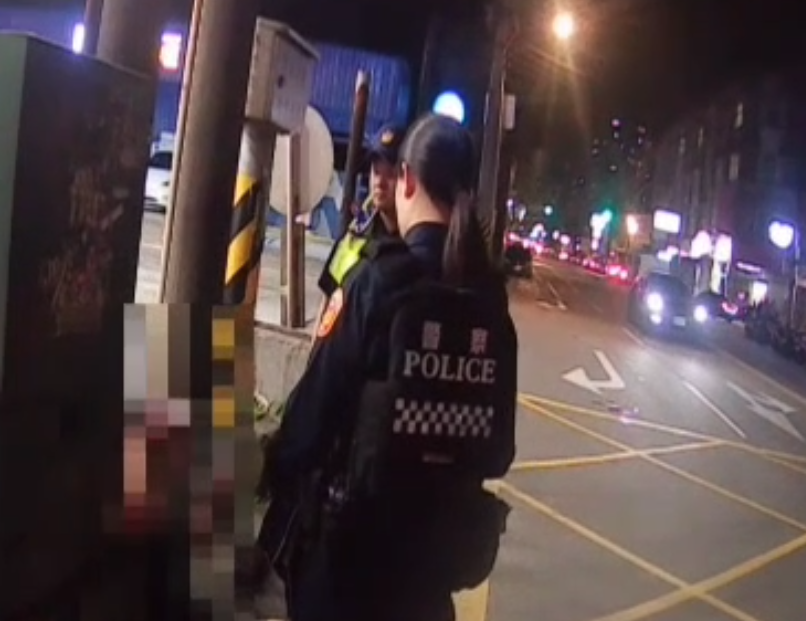 八德男暗夜持「2把空氣槍」趴趴走 加油站前遭員警逮正著 螢幕擷取畫面 773