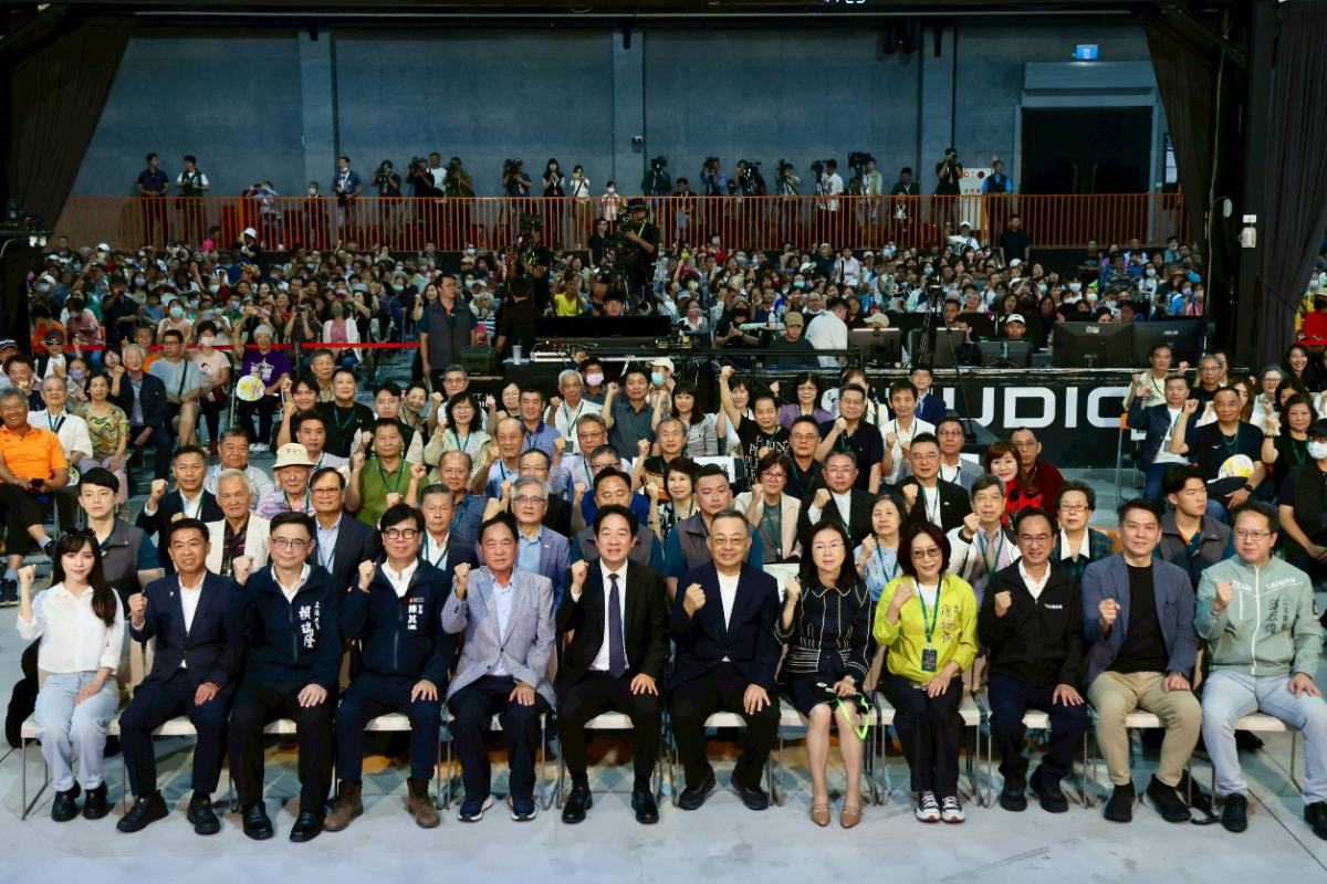 ▲市長陳其邁陪同總統出席「2026 余登發、余陳月瑛紀念音樂會」,與多位立委、在地議員一同緬懷台灣民主推手,盼傳承民主價值,團結前行。