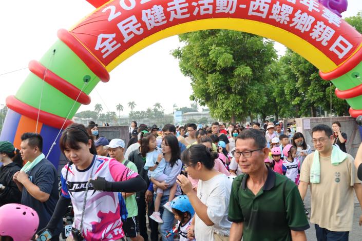▲西螺鄉親日活動金一早從文昌國小往西螺大橋蝴蝶公園出發,共6公里的健走路程,以行動實踐健康生活。(記者劉峻文攝)