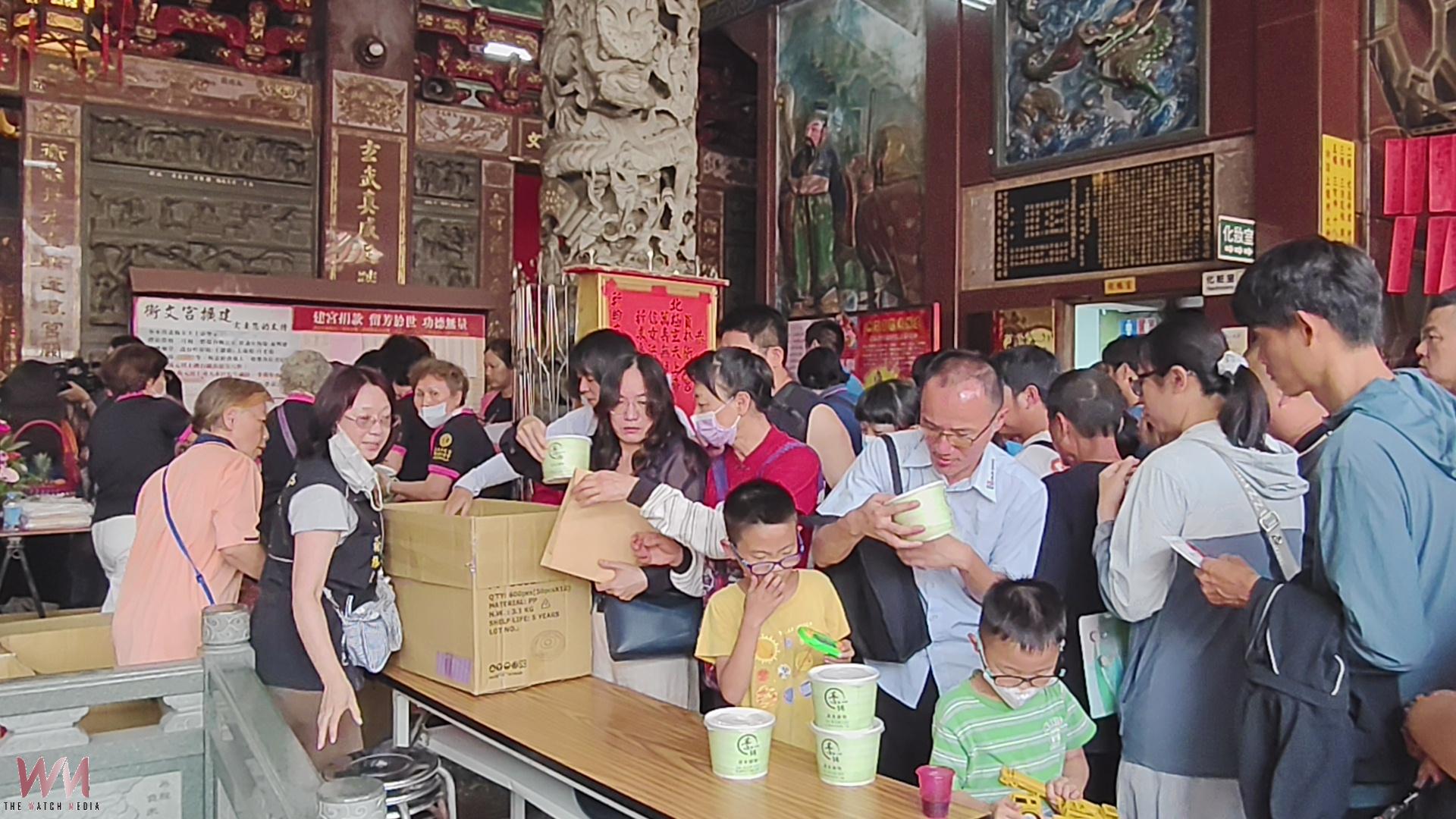 (有影片)/帝爺公生日變愛心日!近千人吃平安餐、學子領紅包 - https://www.watchmedia01.com
