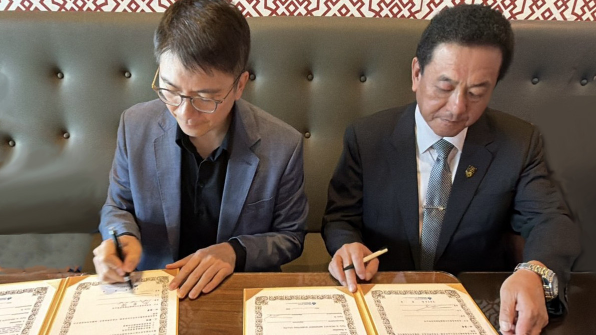 圖說:美食映象總經理李惠德(右)與柔佛州台灣商會會長拿督彭士豪(左)於現場進行合作文件簽署,雙方正式啟動跨國合作計畫。