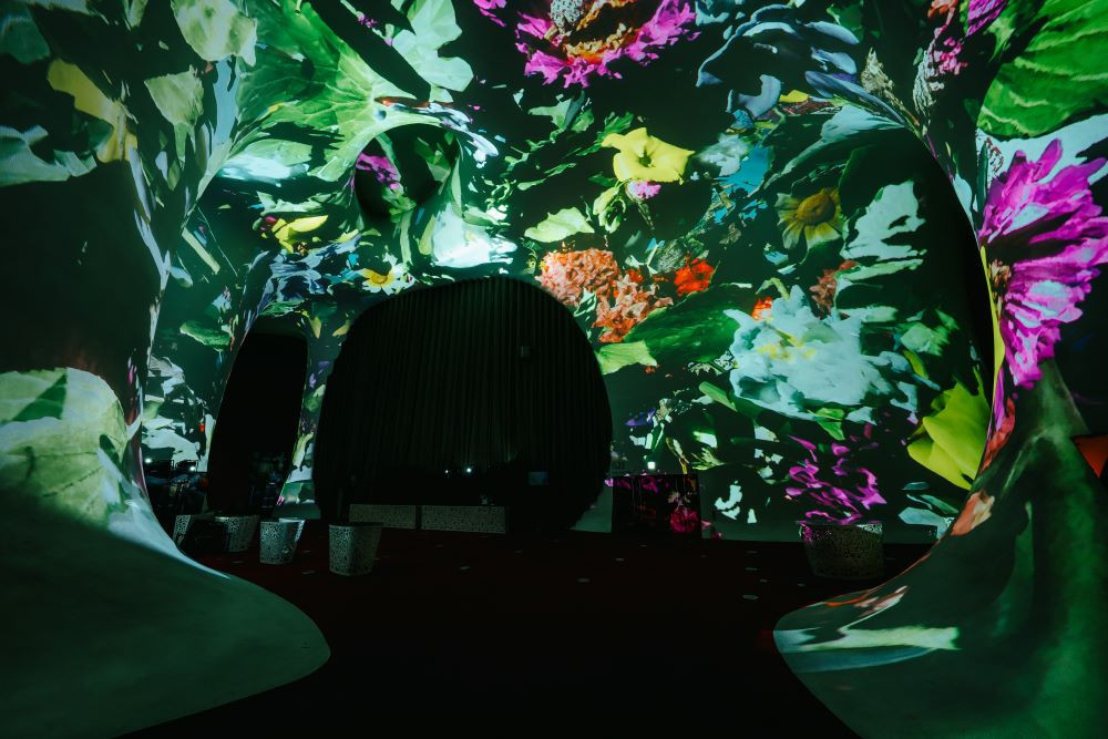 台中國家歌劇院-光之曲幕-蕭力綺的《不存在的植物園》透過 3D 掃描技術將瀕危植物轉化為數位投影,延續珍貴的生態記憶。(圖/臺中國家歌劇院-攝影林峻永)