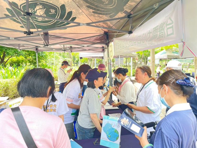 台電80周年響應地球日 北北區處親子環教體驗寓教於樂 36 《圖說》台「綠能永續護地球×蔬食無痕家庭日」結合環境教育與親子互動體驗,吸引同仁與員眷近百人共襄盛舉,現場氣氛熱絡。〈北北區處提供〉