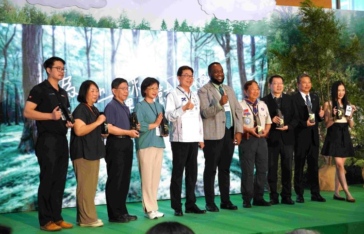 公私協力打造永續綠未來 北臺八縣市攜手種下百萬棵樹有成 37 《圖說記者會現場頒發由回收大理石粉末製作的環保感謝獎座,表揚59家積極參與植樹行動之企業、團體及學校。〈農業局提供〉
