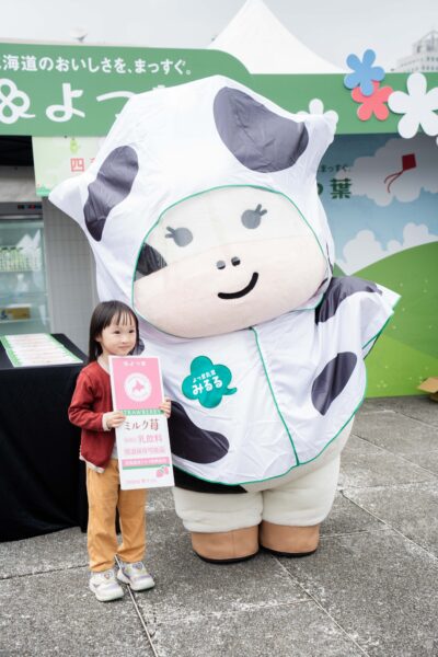 (超人氣吉祥物 Miruru 與現場小朋友近距離互動合影,成為活動亮點之一。/品牌提供)
