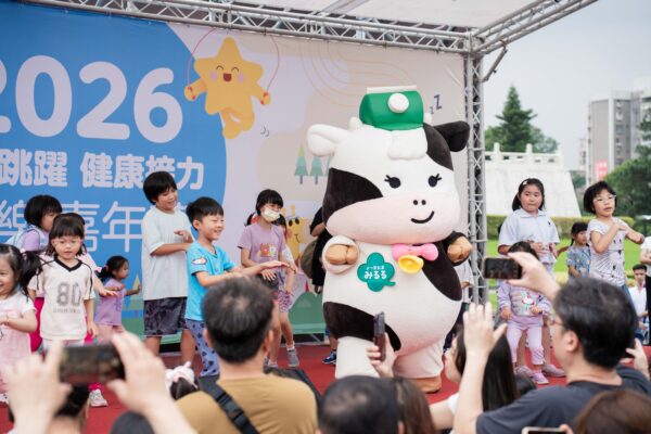 (現場互動遊戲區吸引眾多家庭共襄盛舉,讓小朋友們在趣味體驗中培養手眼協調的能力。/品牌提供)