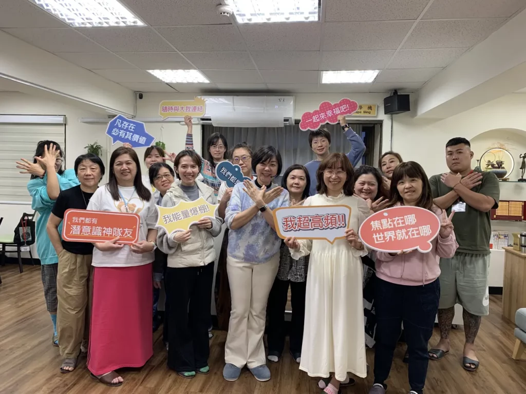 Selina老師極度敏銳地捕捉到了現代人靈魂深處的兩大痛點:「金錢能量的匱乏感」與「人際關係的窒息感」