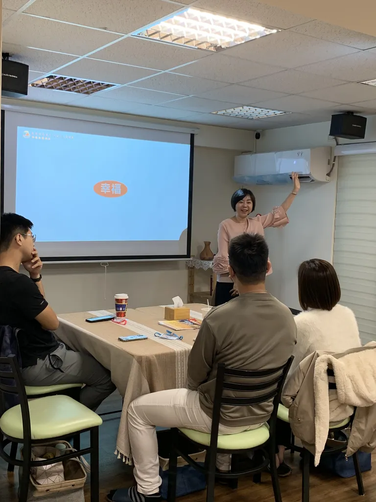 Selina老師極度敏銳地捕捉到了現代人靈魂深處的兩大痛點:「金錢能量的匱乏感」與「人際關係的窒息感」