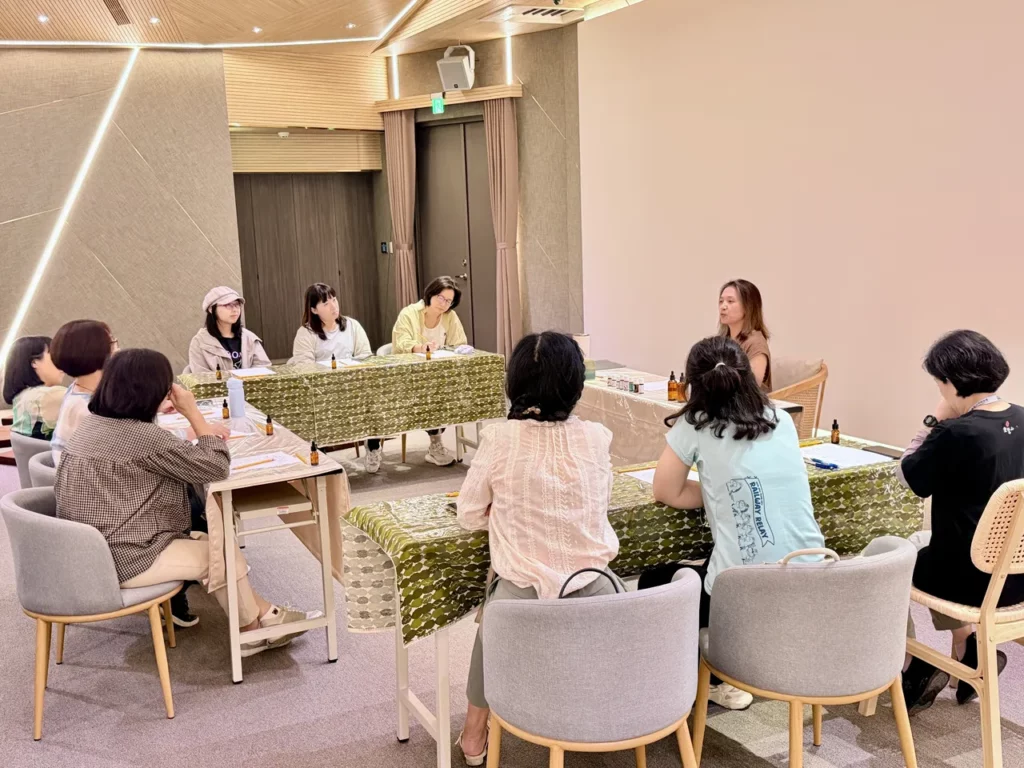 福城《與香氣共舞》溫柔登場,覺察自我體驗靈性生活。(靈鷲山佛教教團提供)