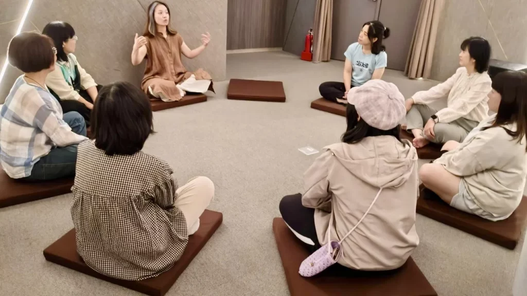 從感官親近靈性生活,首發「我的香氣一棵樹」小班體驗課中,香氣成為一種語言。(靈鷲山佛教教團提供)