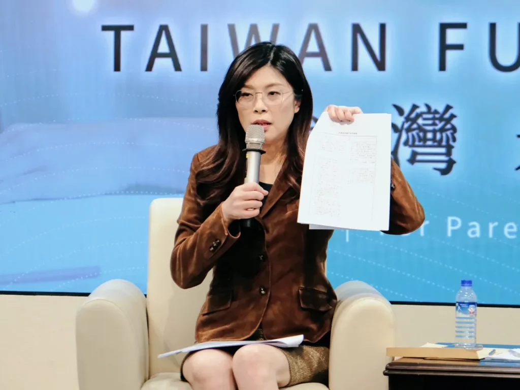 台美關稅擬降至 15%,國民黨主席鄭麗文痛批談判過程黑箱,感嘆台灣人「很可憐」。(圖片截取自鄭麗文臉書)