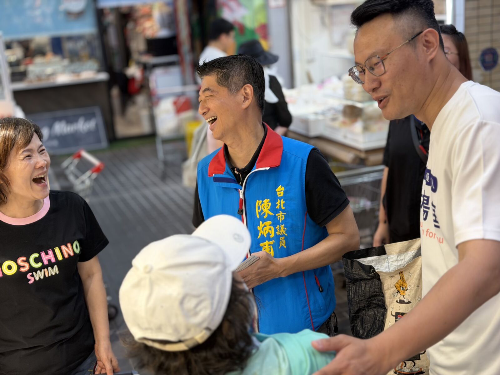 藍營戰將合體 陳炳甫呼籲市民挺在地、林揚庭承諾優化天母商圈 194 藍營戰將合體 陳炳甫呼籲市民挺在地、林揚庭承諾優化天母商圈 193