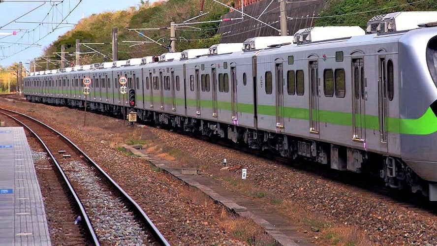 ▲臺鐵呼籲勿於鐵路沿線施放鞭炮或彩帶以維行車安全。(記者廖美雅翻攝)