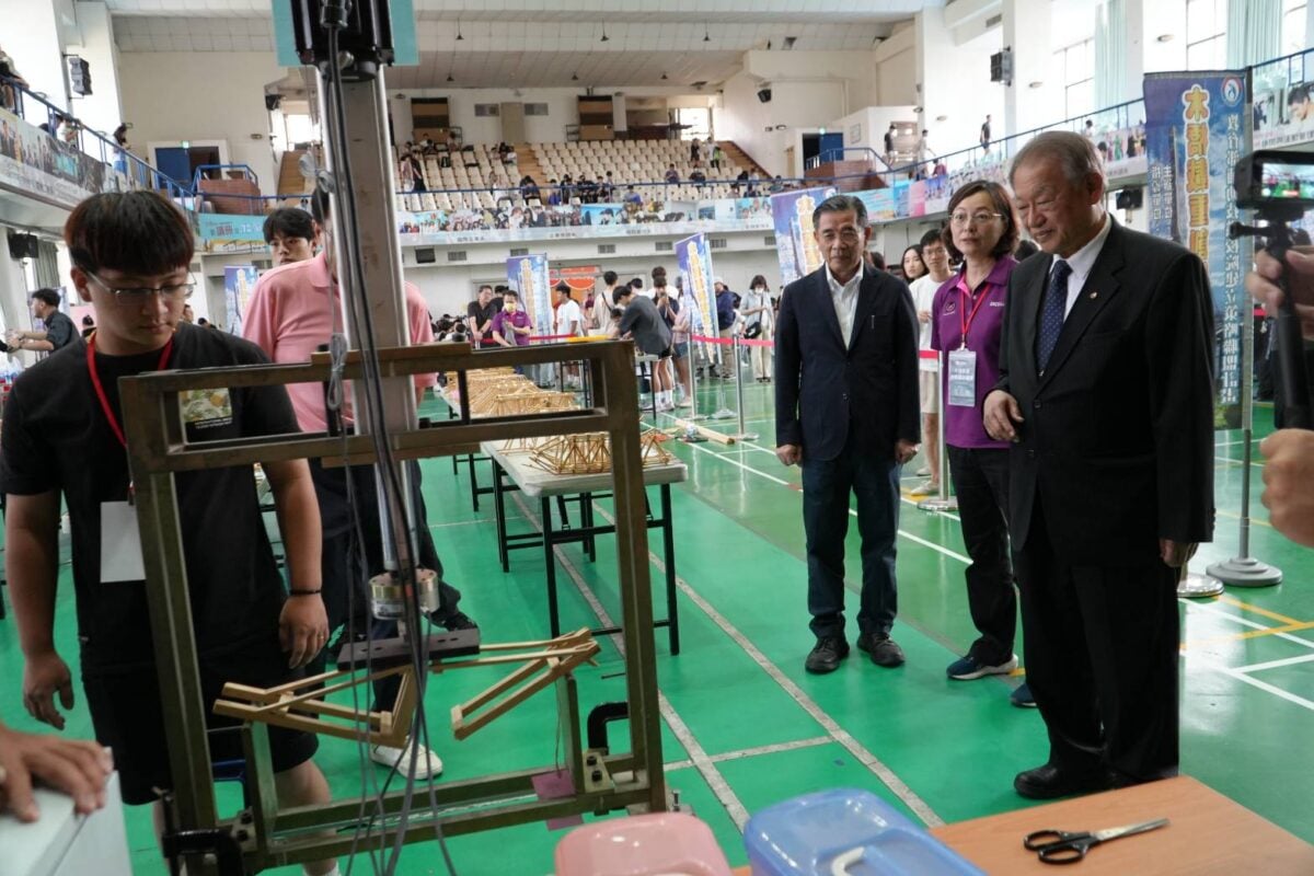 ▲正修科技大學校長龔瑞璋(右)出席「木橋載重創新設計競賽」,現場觀摩學生進行橋梁載重測試,關心作品結構表現與實作成果。