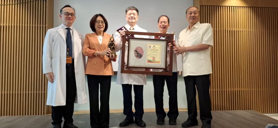 ▲高雄市議會議長康裕成(左2)、周大觀文教基金會創辦人周進華(右2)合頒全球熱愛生命獎章,肯定功能性益生菌之父許庭源(中)。