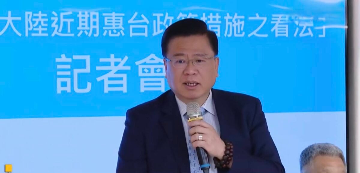 ▲商總呼籲民進黨政府,面對大陸提出的十項促進兩岸交流合作措施,應「該開就開、該放就放」。圖為商總理事長許舒博主持記者會。