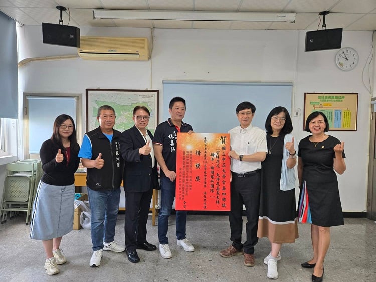 ▲虎尾鎮長林嘉弘恭賀國立中正大學吳明儒教授帶領的雲嘉四鄉鎮(雲林虎尾、大埤及嘉義大林、新港)時間銀行,榮獲第七屆遠見USR大學社會責任獎《福祉共生組》楷模獎。(記者劉峻文攝)