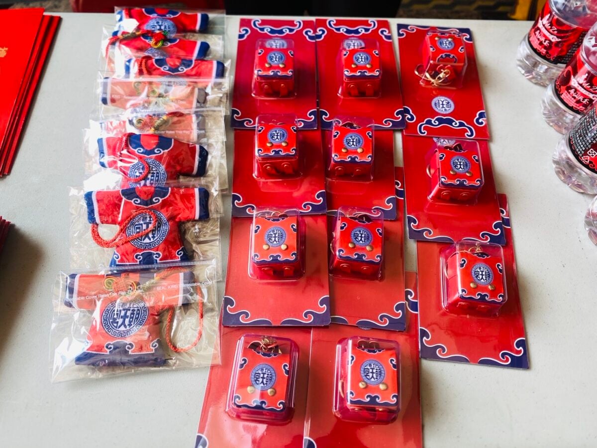 ▲本次活動也提供多項回饋禮品,包含禮券、平安符及紀念品,讓民眾在行善之餘也能感受宗教祝福與社會關懷。(記者蘇峯毅攝)