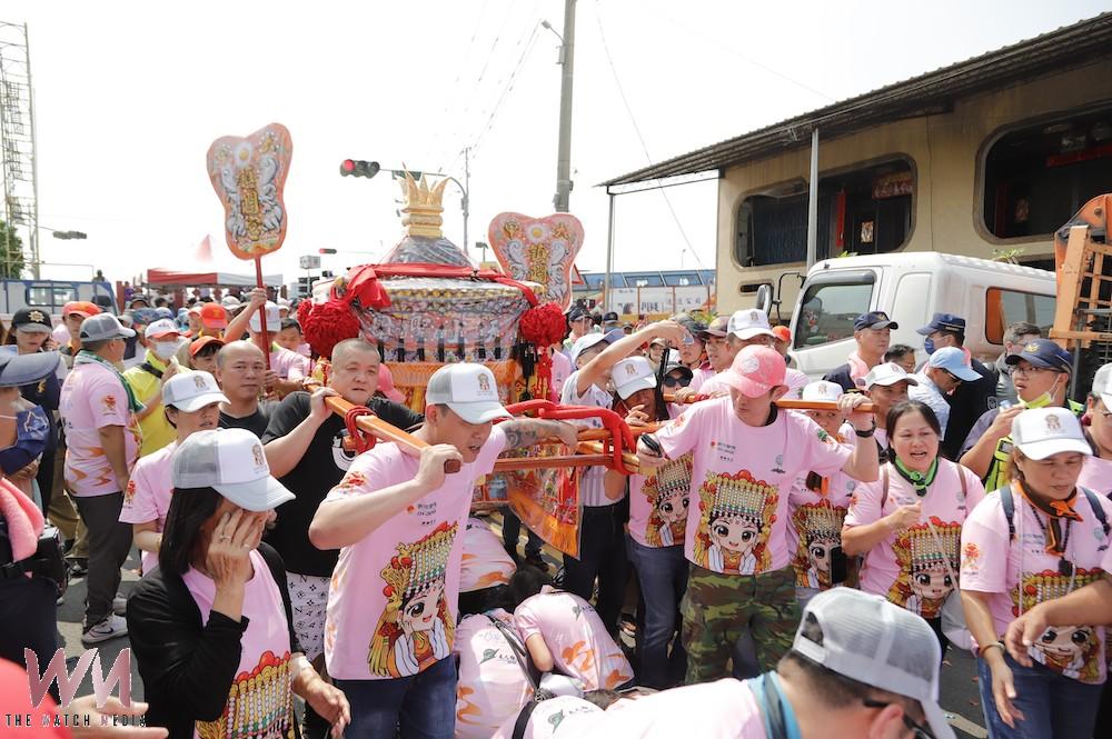 大甲鎮瀾宮媽祖遶境抵達雲嘉交界，嘉義縣長翁章梁、奉天宮董事長何達煌等嘉義地區各界同往接駕。（圖/嘉義縣政府提供）