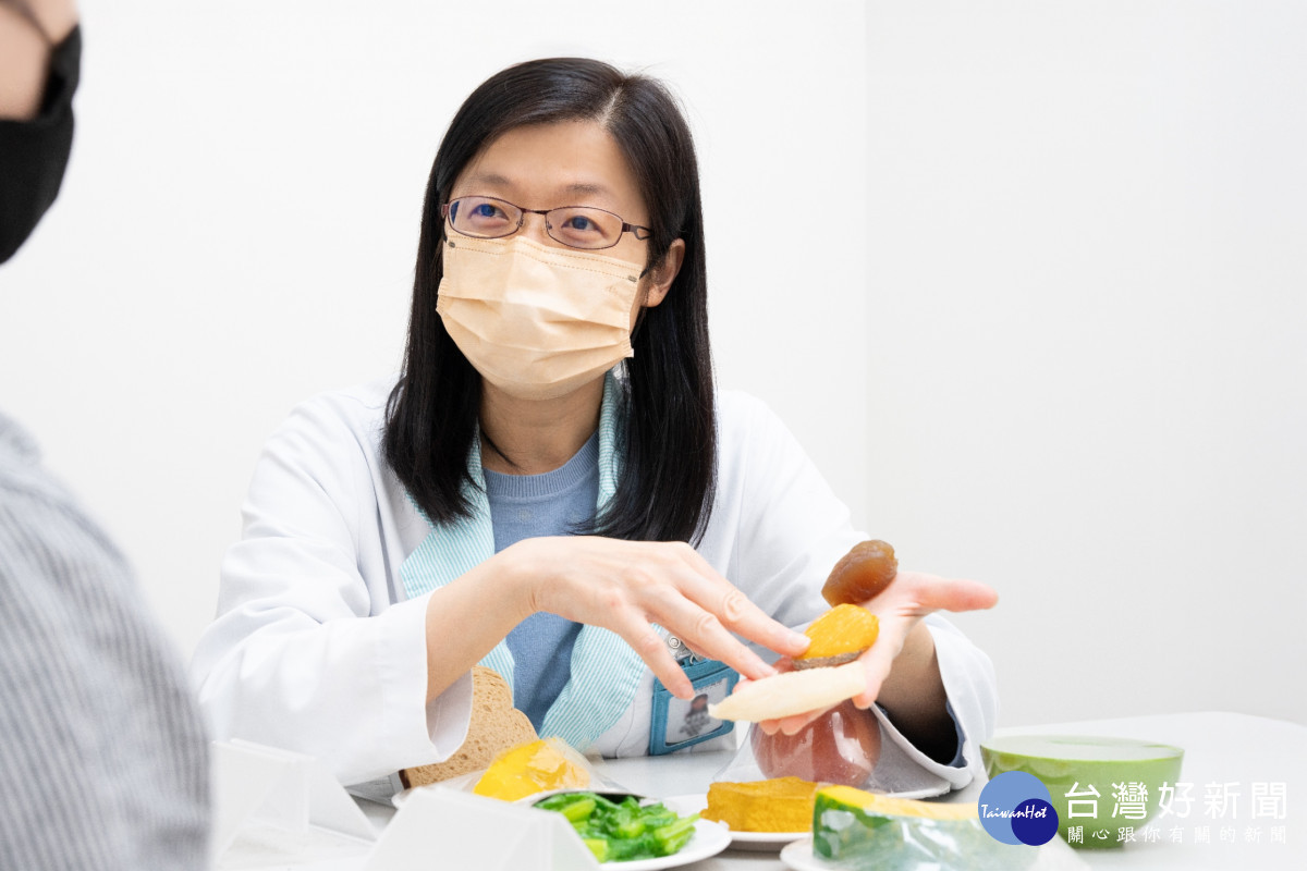 謝佳真組長提醒把營養當成抗癌靠山,共同討論能接受的食物,分階段達成營養目標