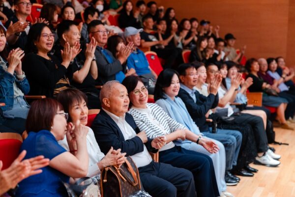 ▲多元音樂演出輪番登台,展現豐富表演內容,吸引觀眾專注聆聽。(圖/新北市企經會提供)