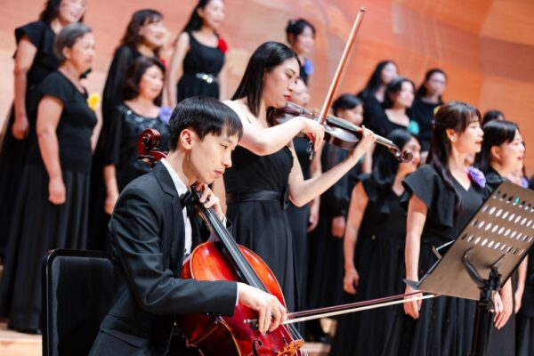 ▲弦樂與情誼之聲合唱團同台演出,以細膩樂音交織出動人旋律,為現場帶來深刻的音樂體驗。(圖/新北市企經會提供)