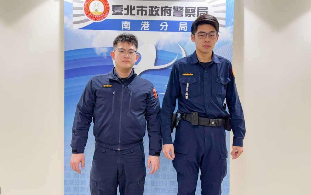 南港派出所所警員許哲源(左)、黃子銘(右)。(圖/記者薛秀蓮 翻攝)