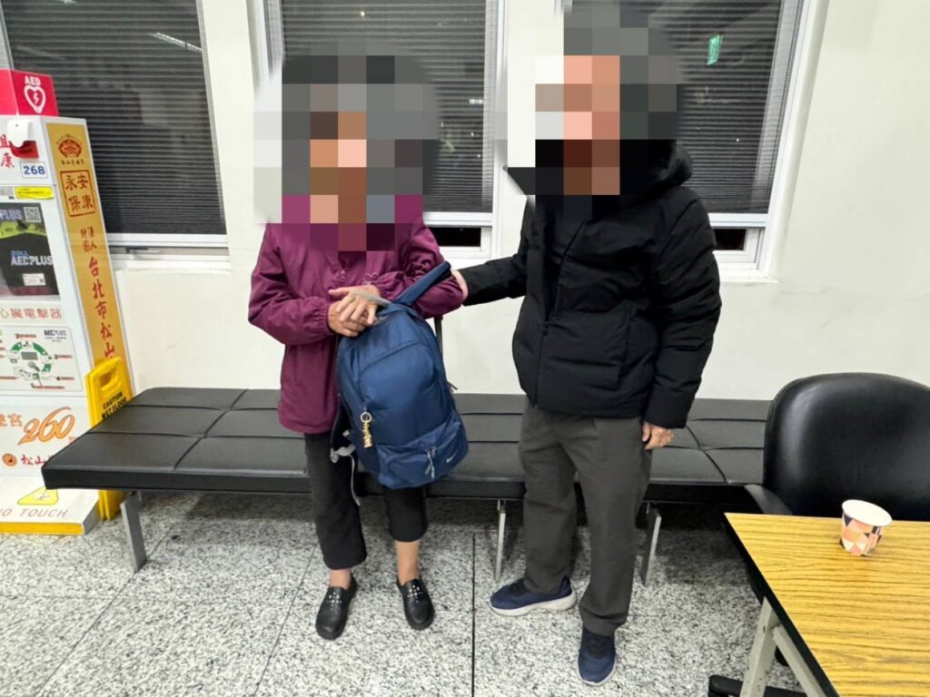 家人至派出所接回迷途婦人。(圖/記者薛秀蓮 翻攝)