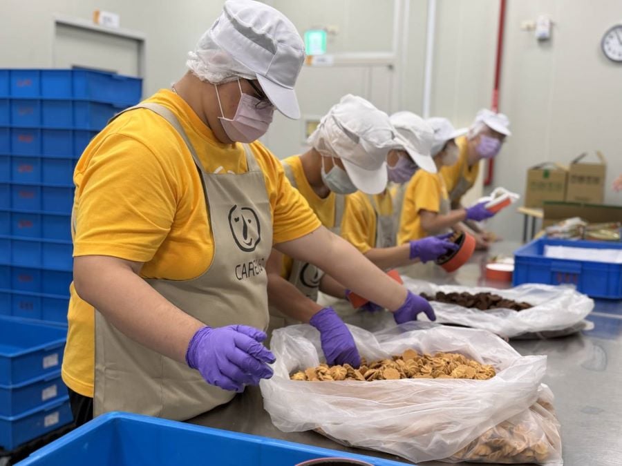 ▲喜憨兒基金會共有17處庇護職場,協助242位庇護性員工習得一技之長。