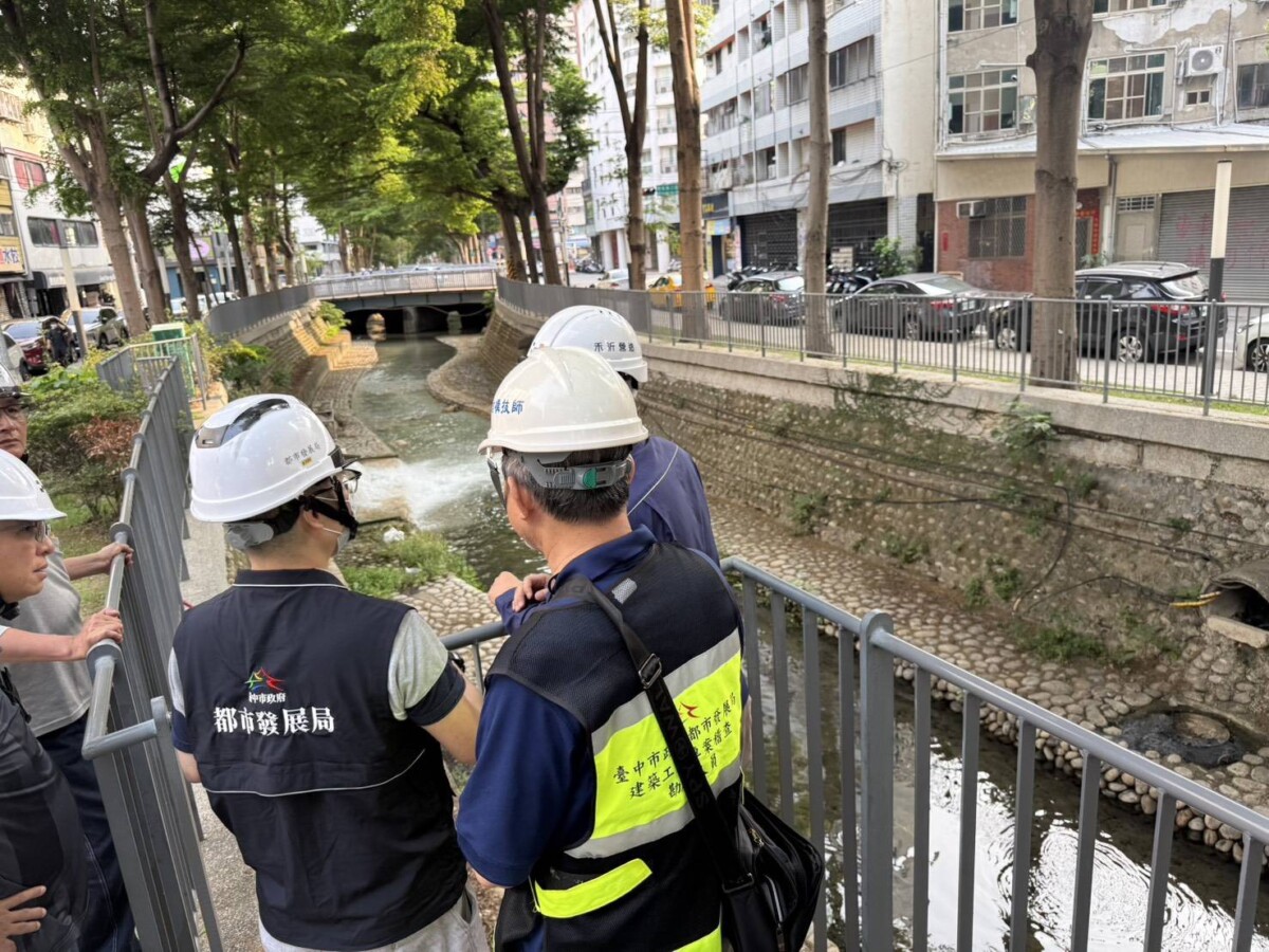 ▲都發局會同結構工程技師公會林技師現場會勘要求建商改善。(圖/中市府提供)