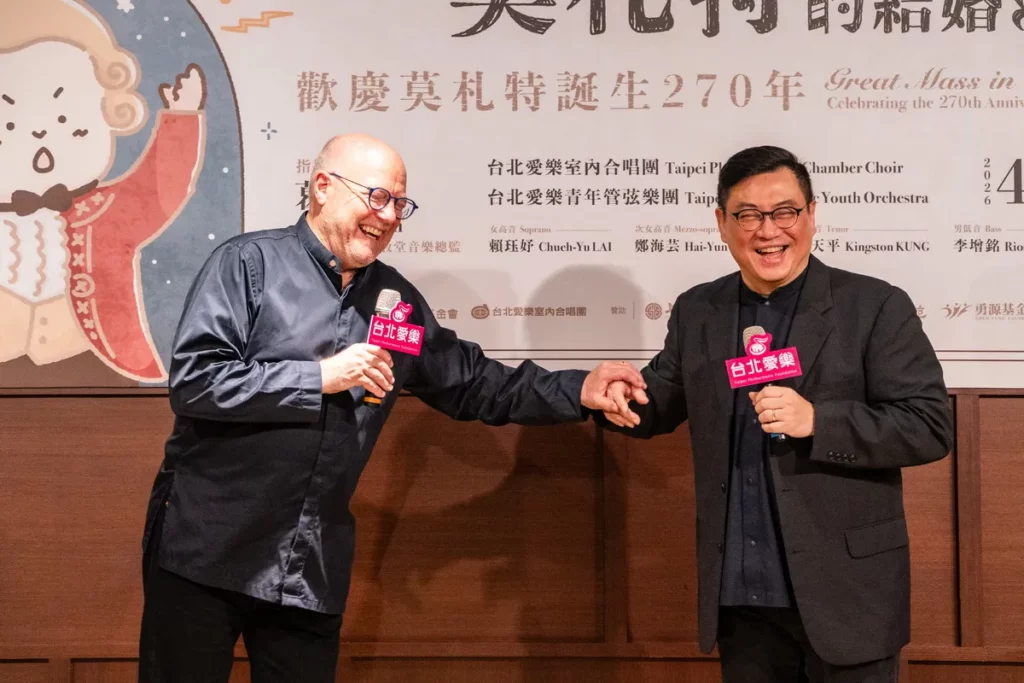 指揮蓋瑞‧葛雷登與台北愛樂音樂總監古育仲記者會合影