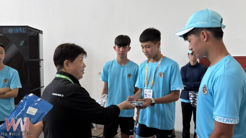 嘉縣教育處體貼全中運裁判烈日下執勤   贈裁判團隊防曬與降溫物資