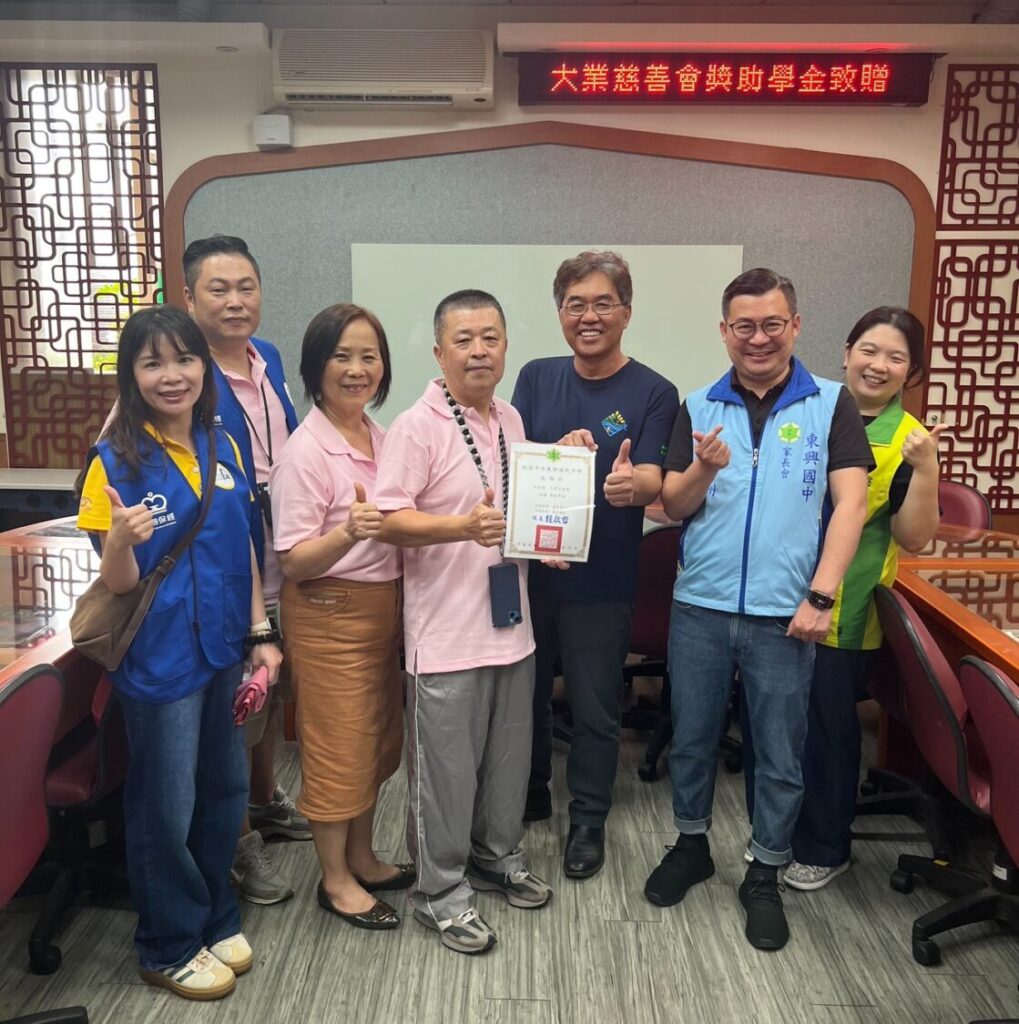 桃園市立東興國中校長鐘啓哲(右3)與家長會長陳信州(右2)共同頒發感謝狀給大業慈善會理事李世雄(中)。(大業慈善會提供)
