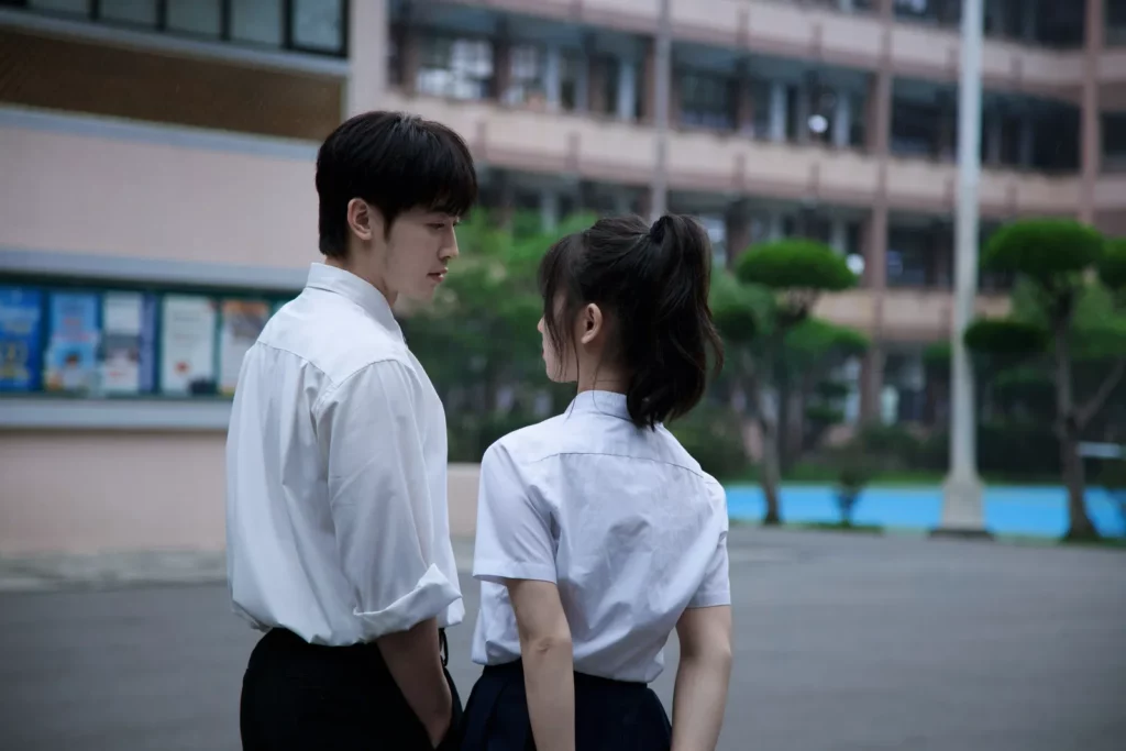 歌曲講述高中時期彼此曖昧的同學，男生始終沒有勇氣告白，直到多年後重逢，才讓情感再次浮現的動人故事