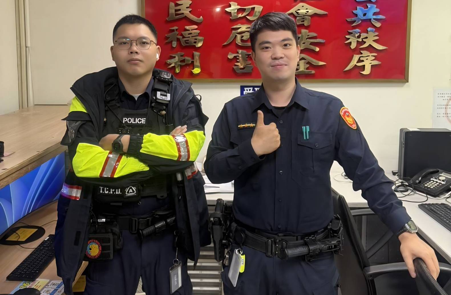 大同分局民族路派出所警員李明敏(左)、簡仲寬(右)。(圖/記者戴昱弘 翻攝)