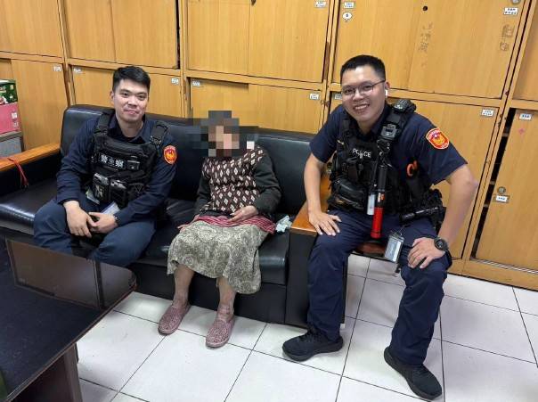 大同分局員警陪同婦人返所休息及合影。(圖/記者戴昱弘 翻攝)