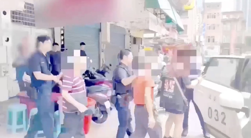 萬華分局龍山派出所員警將現場人員帶上車影像。(圖/記者 趙靜姸翻攝)