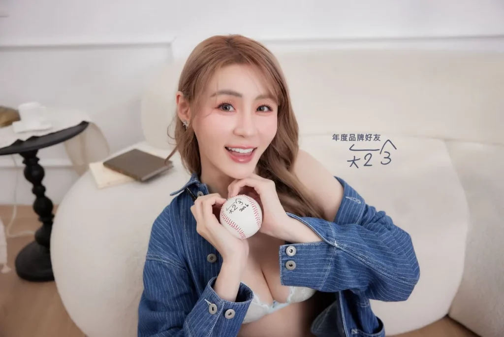 啦啦隊女神驚傳「轉行」當店長?EASY SHOP牽手短今 啟動全台巡迴寵粉儀式