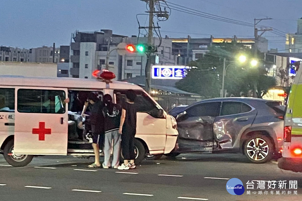 弘光科大護理系兩名學生（立者中及左）見義勇為在事故現場提供及時的協助。 (照片：民眾提供)