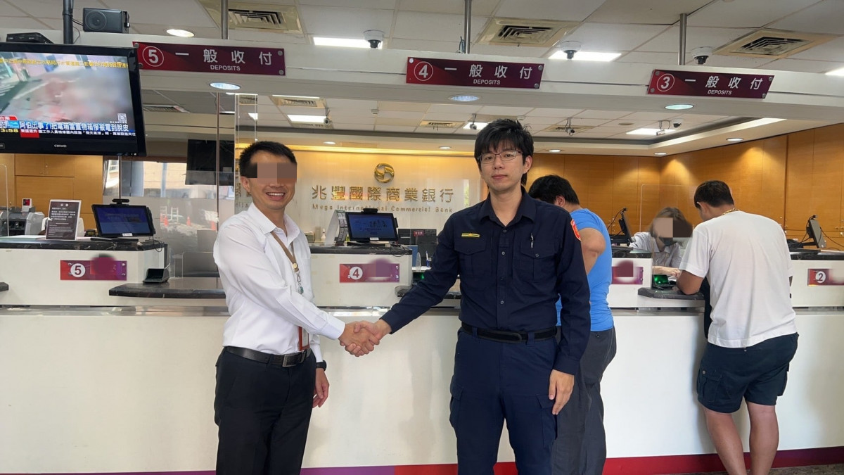 中壢警分局巡官機警攔阻詐騙,成功保住民眾200萬元血汗錢。