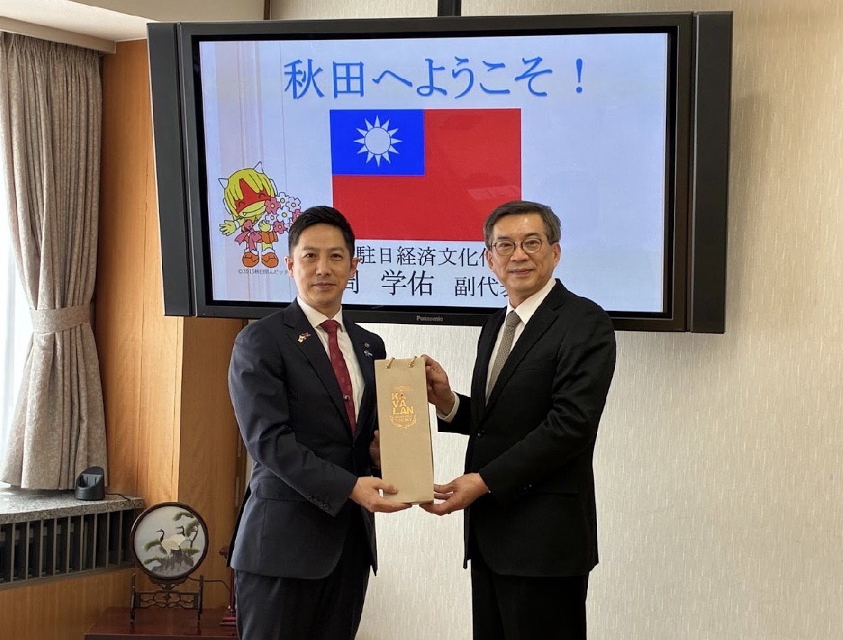 周學佑公使(右)於上映前拜會秋田縣知事鈴木健太(左)並交換紀念品。(駐日代表處台灣文化中心提供)