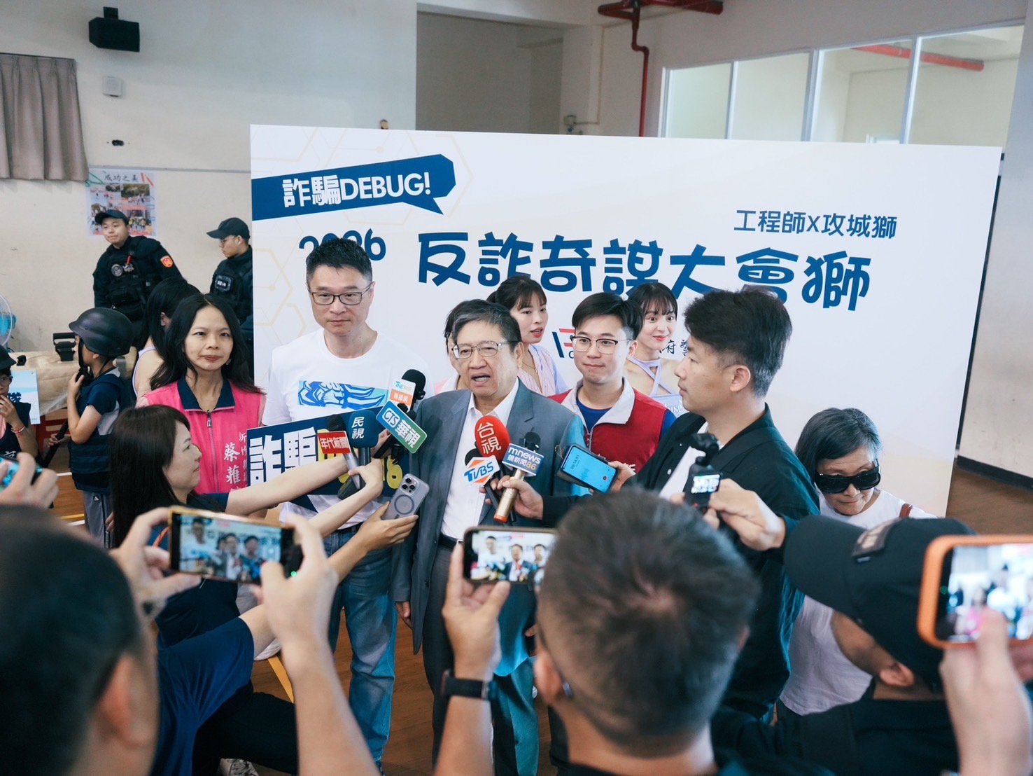 新竹縣縣長楊文科與警察局長林建隆接受媒體聯訪,說明反詐政策推動成果與未來策略方向。(圖/記者張家燁翻攝)