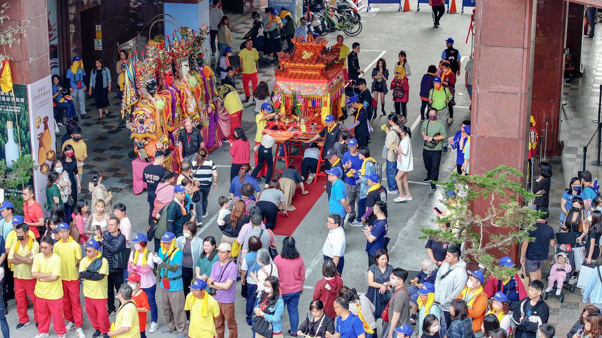 台中「醫神出巡」超狂!大道公遶境走進百貨、醫院祈福掀熱議