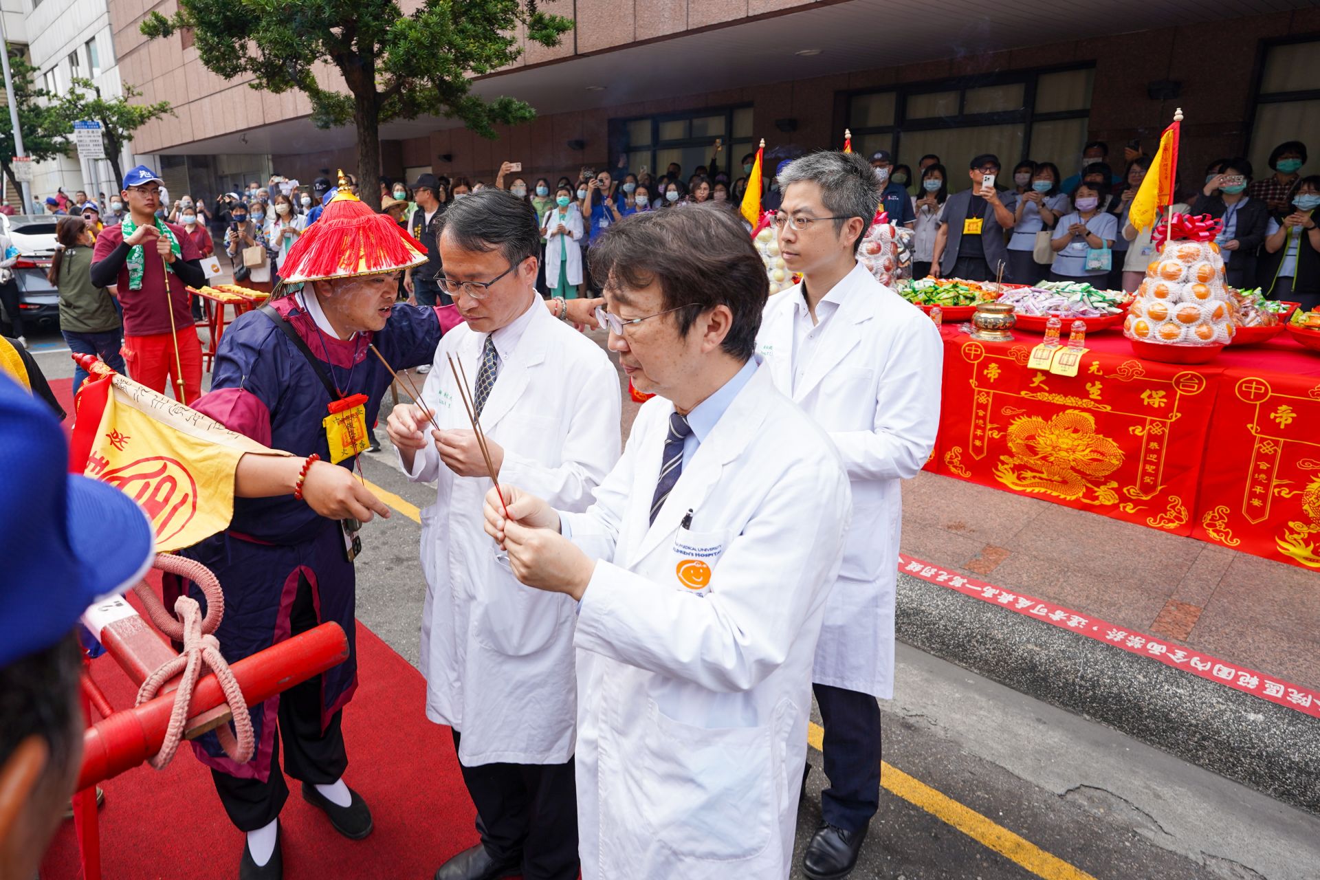 台中「醫神出巡」超狂!大道公遶境走進百貨、醫院祈福掀熱議