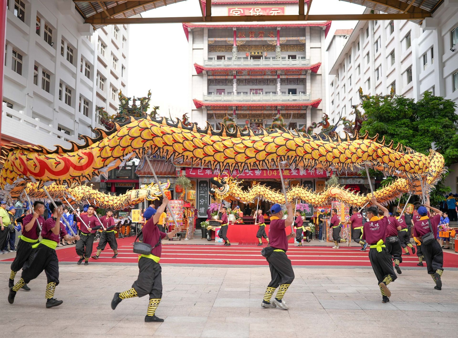 台中「醫神出巡」超狂!大道公遶境走進百貨、醫院祈福掀熱議