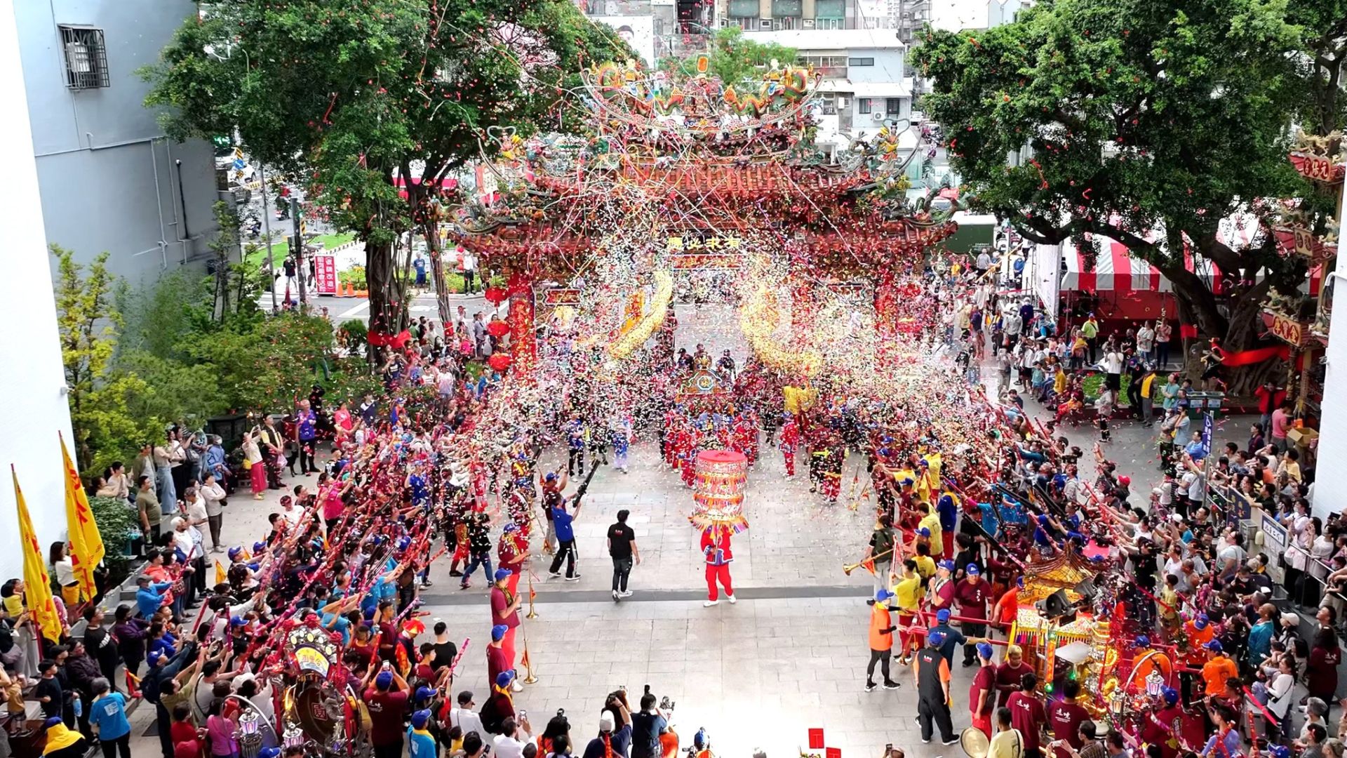 台中「醫神出巡」超狂!大道公遶境走進百貨、醫院祈福掀熱議